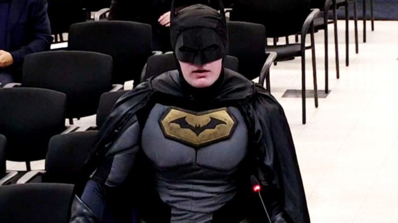 VIDEO | Un „Batman” cere autorităţilor din Santa Clara, într-o şedinţă a Consiliului Municipal, să se asigure ca ICE să nu aibă acces la resursele locale şi datele rezidenţilor înainte de Super Bowl