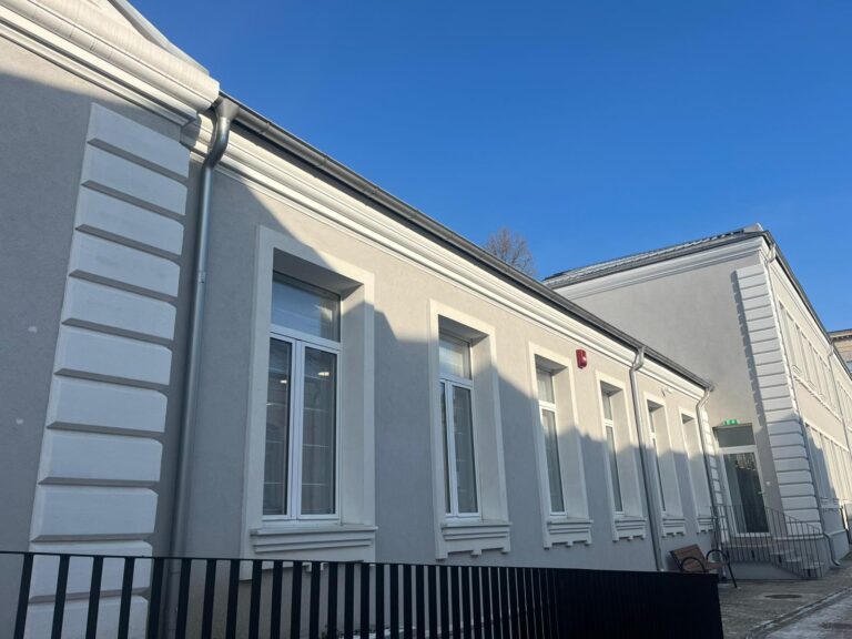 Un nou spațiu pentru studiu și cercetare, în Copou. Biblioteca facultăților de Litere și Istorie a UAIC, inaugurată ieri în corpul O. „Arată neașteptat de bine”