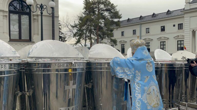 Boboteaza la Catedrala Mitropolitană din Iași: slujbele de azi vor fi oficiate în două locații. Când și de unde se ia Agheazma Mare