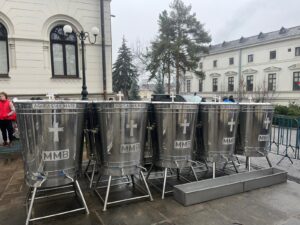 Boboteaza la Catedrala Mitropolitană: locuitorii de la Zanea și Grajduri, tot primii la rând la butoaie. Credincioși mai puțini, dar mai nerăbdători