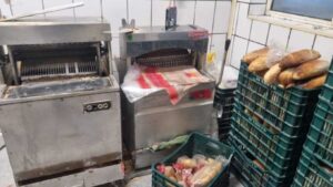 Mizerie de neimaginat într-o unitate de panificație din Vaslui. Brutăria a fost închisă și amendată cu 10.000 de lei