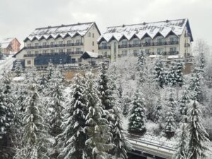 Tot mai mulți români, inclusiv ieșeni, trec vama spre Ucraina: nu la război ci la distracție. Cât costă să schiezi la Bukovel, ce găsești pe pârtii și ce să NU ai în mașină?