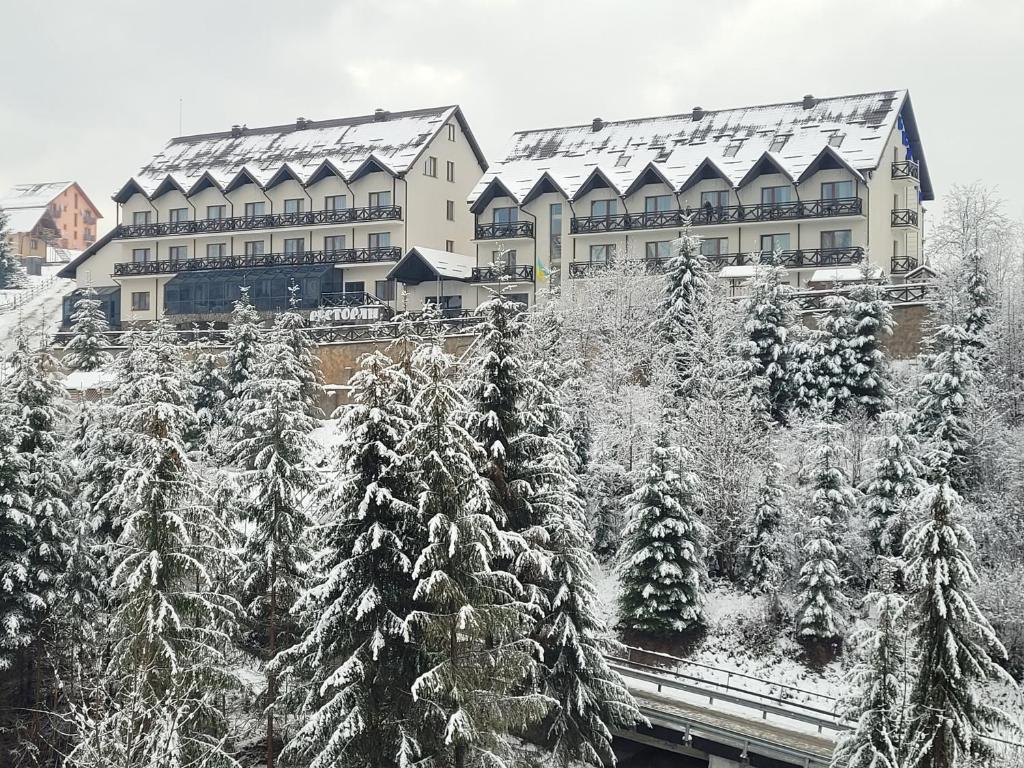  Tot mai mulți români, inclusiv ieșeni, trec vama spre Ucraina: nu la război ci la distracție. Cât costă să schiezi la Bukovel, ce găsești pe pârtii și ce să NU ai în mașină?