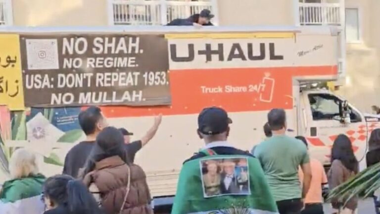 VIDEO |  Un camion a intrat în mulţimea care manifesta împotriva regimului din Iran, în Los Angeles. Două persoane au fost rănite