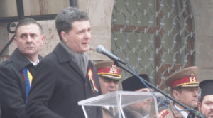 Nicuşor Dan, huiduit, dar şi aplaudat la Focşani: La mulţi ani, dragi focşăneni, care huiduiţi / Acest drept vine şi cu o responsabilitate: Uitaţi-vă la cine sunt oamenii în care vă puneţi speranţele VIDEO