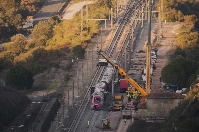  VIDEO | Un nou accident feroviar în Spania. Mai multe persoane au fost rănite, după ce un tren a lovit o macara, la Cartagena