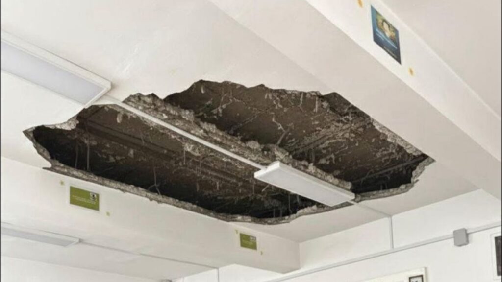  Imagini șoc: tavan prăbușit în sala de clasă, la Colegiul Tehnic „Mihail Sturdza” din Iași. Fotografia a stârnit îngrijorare pe rețelele sociale