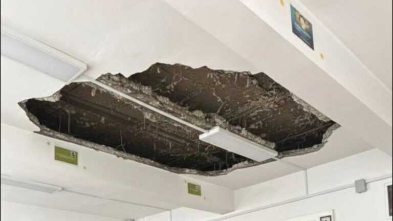 Imagini șoc: tavan prăbușit în sala de clasă, la Colegiul Tehnic „Mihail Sturdza” din Iași. Fotografia a stârnit îngrijorare pe rețelele sociale