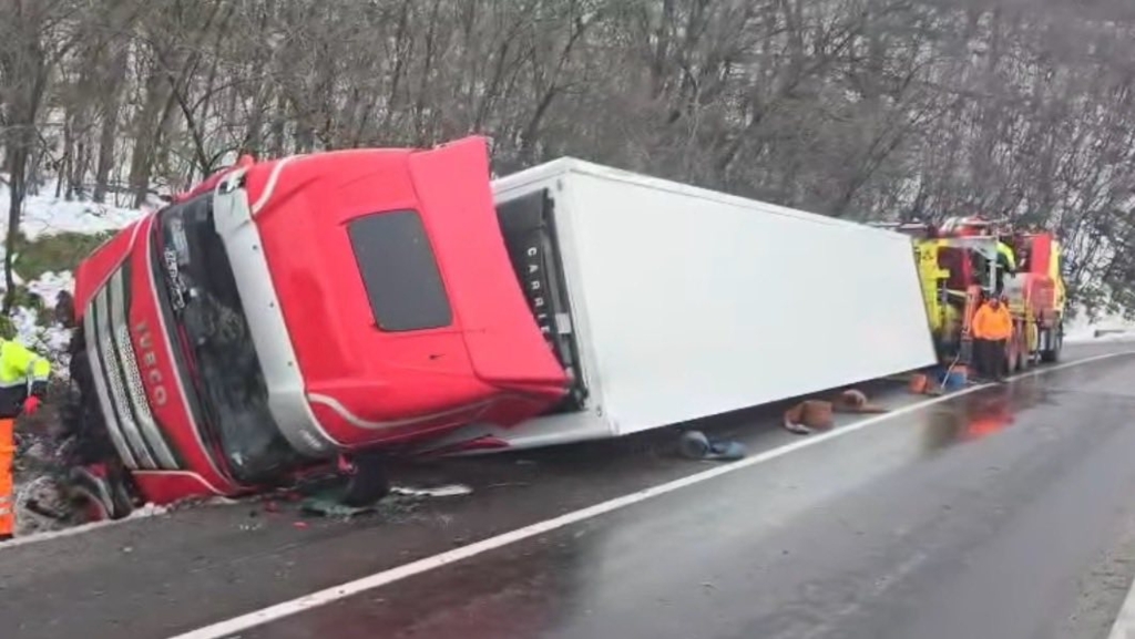 Un TIR cu lămâi, răsturnat în Mehedinți, păzit de jandarmi după ce localnicii au venit să ia marfa: „Sunt bune și alea”