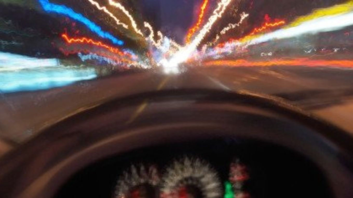 Cel mai bizar accident rutier de la Iași: a ciocnit două mașini în câteva secunde, apoi a adormit „lemn” la volan. Medicii s-au crucit cum de șoferul nu e mort