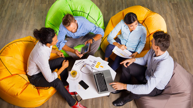  SONDAJ: Mai mult de jumătate dintre angajaţii din generaţia Z spun că preferă colaborarea faţă în faţă cu managerii şi colegii în locul întâlnirilor online