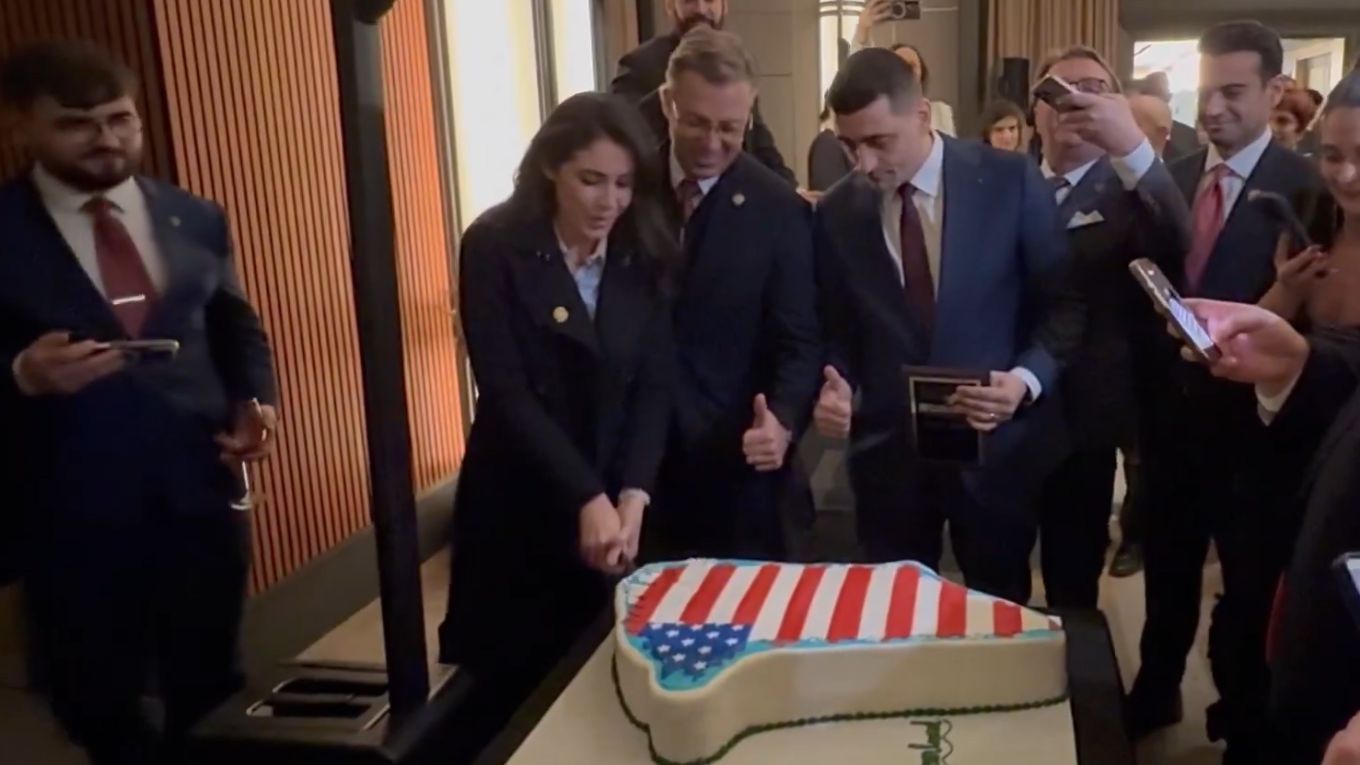 VIDEO | George Simion a tăiat un tort în forma Groenlandei, acoperit cu steagul american, în vizita pe care o efectuează în SUA