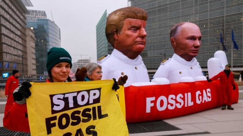 Greenpeace manifestează cu efigii uriaşe ale lui Trump şi Putin la Bruxelles şi cere UE să renunţe la energiile fosile. „Nu putem să înlocuim o dependenţă cu alta”