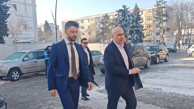 VIDEO | Un bărbat a vrut să-l atace pe Ilie Bolojan cu pietre la Botoșani. Premierul a fost forțat să iasă pe ușa din spate a primăriei: „A venit SPP, l-a controlat și avea pietroaie în geantă”