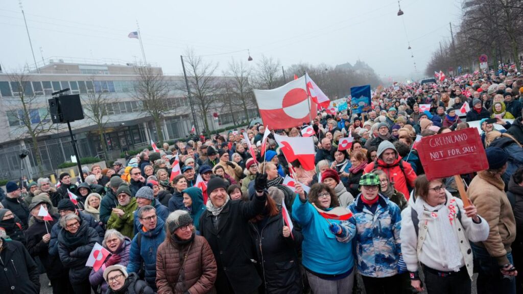  Mii de oameni manifestează la Copenhaga împotriva ambiţiilor lui Trump în Groenlanda. „Make America Go Away”, ”USA already has too much ice”