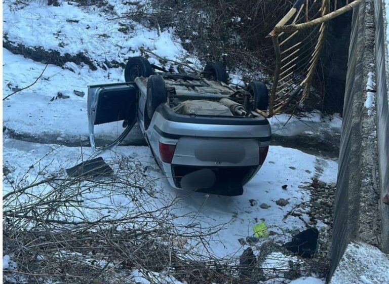 Neamţ: O maşină în care se aflau patru persoane a căzut în albia Pârâului Doamnei - FOTO