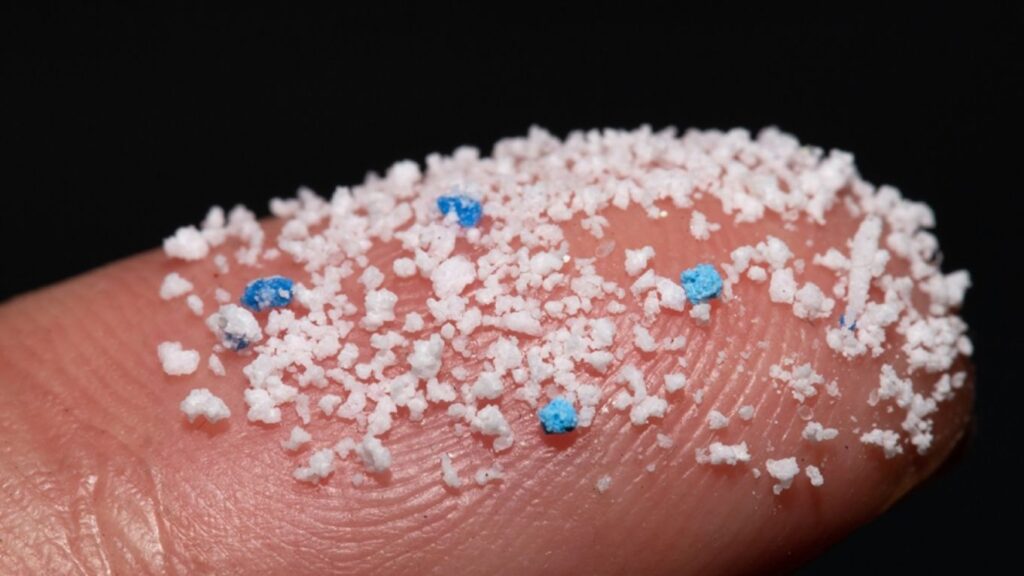  „Bombă” în lumea ştiinţei: Unii cercetători pun la îndoială acurateţea studiilor despre descoperirea microplasticului în organismul uman