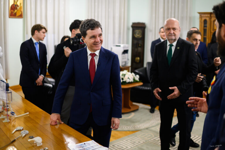 DOCUMENT | Ce cadouri a primit Nicușor Dan de când este la Palatul Cotroceni? Universitatea de Medicină și Farmacie „Grigore T. Popa” i-a oferit o cravată