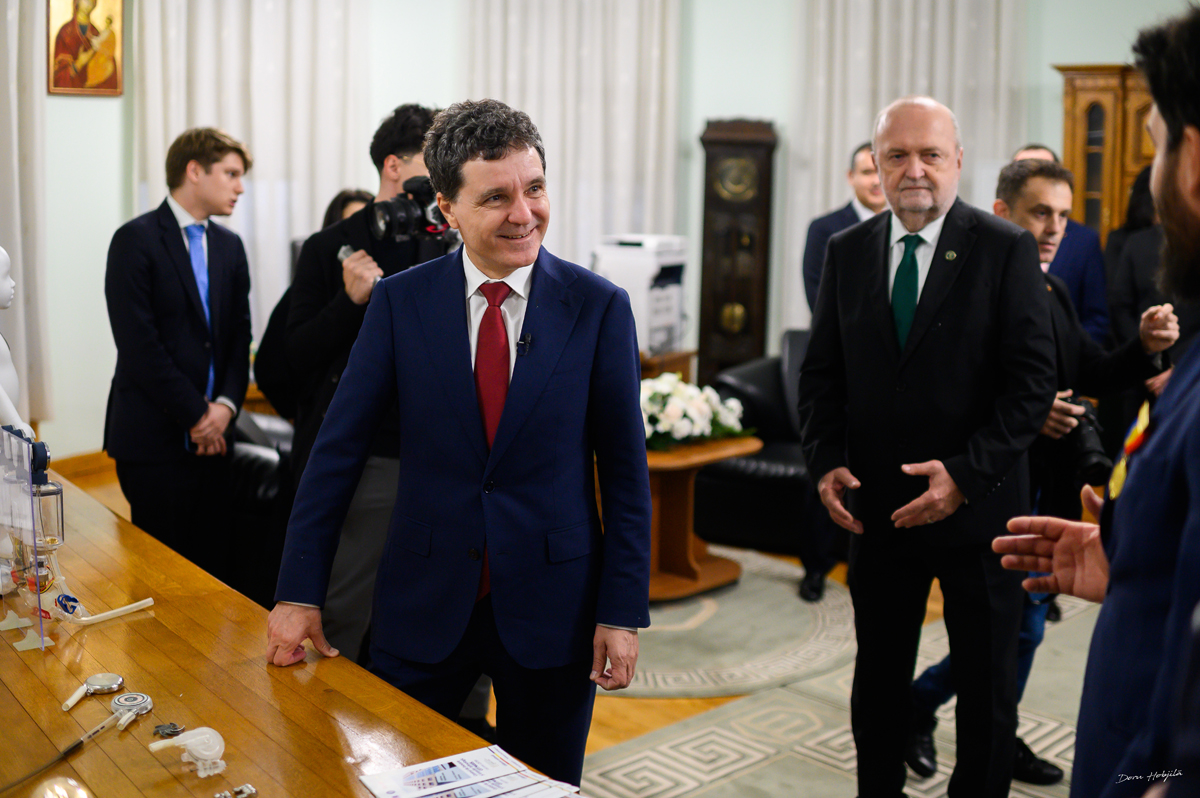 DOCUMENT | Ce cadouri a primit Nicușor Dan de când este la Palatul Cotroceni? Universitatea de Medicină și Farmacie „Grigore T. Popa” i-a oferit o cravată