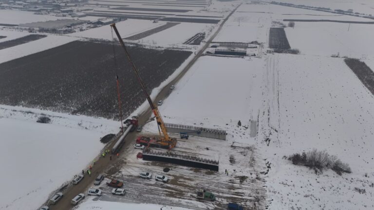VIDEO | Moment istoric: Se ridică primele grinzi pe Autostrada Unirii A8