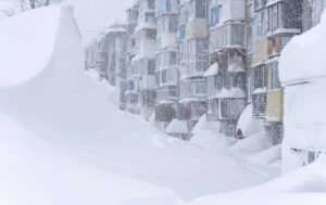 Doi bărbaţi mor în Rusia, striviţi de zăpadă căzută de pe acoperişuri, în Kamceatka, unde nămeţi ajung până la etajul doi