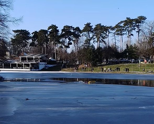 VIDEO - Un muncitor străin a sărit în lacul înghețat și a salvat o fetiță de 5 ani căzută în apă, la Craiova (UPDATE)