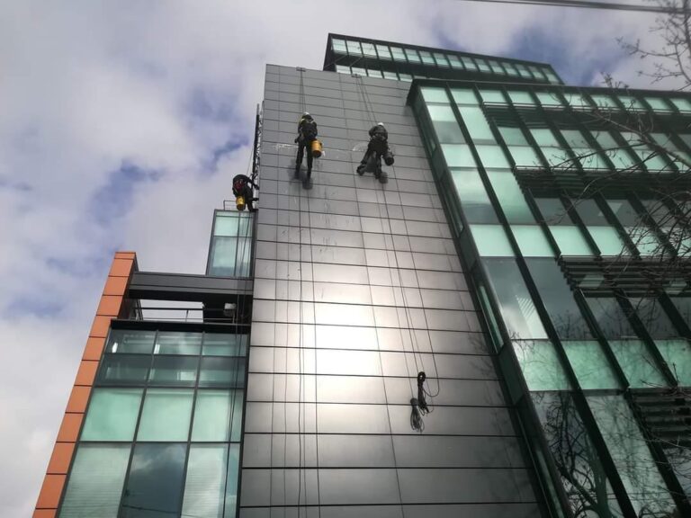 EXCLUSIV O mare și cunoscută clădire de birouri din Iași, scoasă la vânzare. Proprietarul a colaborat cu grupuri internaționale de top din industria modei. Cu cât s-ar putea vinde?