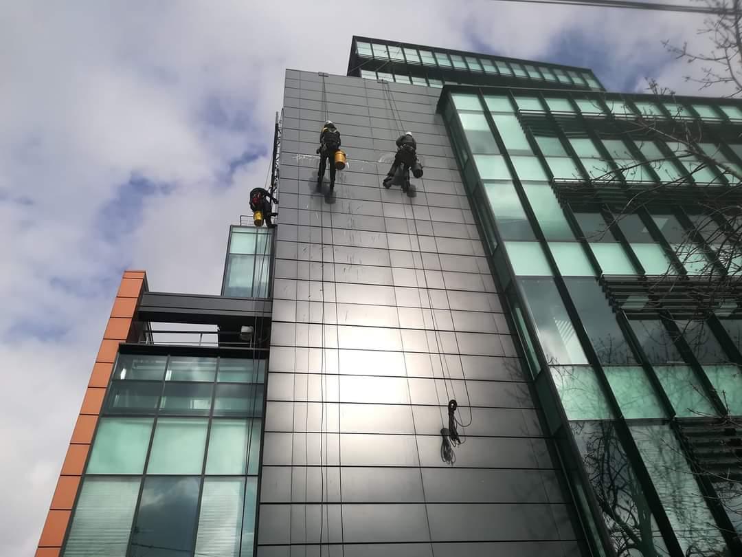 EXCLUSIV O mare și cunoscută clădire de birouri din Iași, scoasă la vânzare. Proprietarul a colaborat cu grupuri internaționale de top din industria modei. Cu cât s-ar putea vinde?