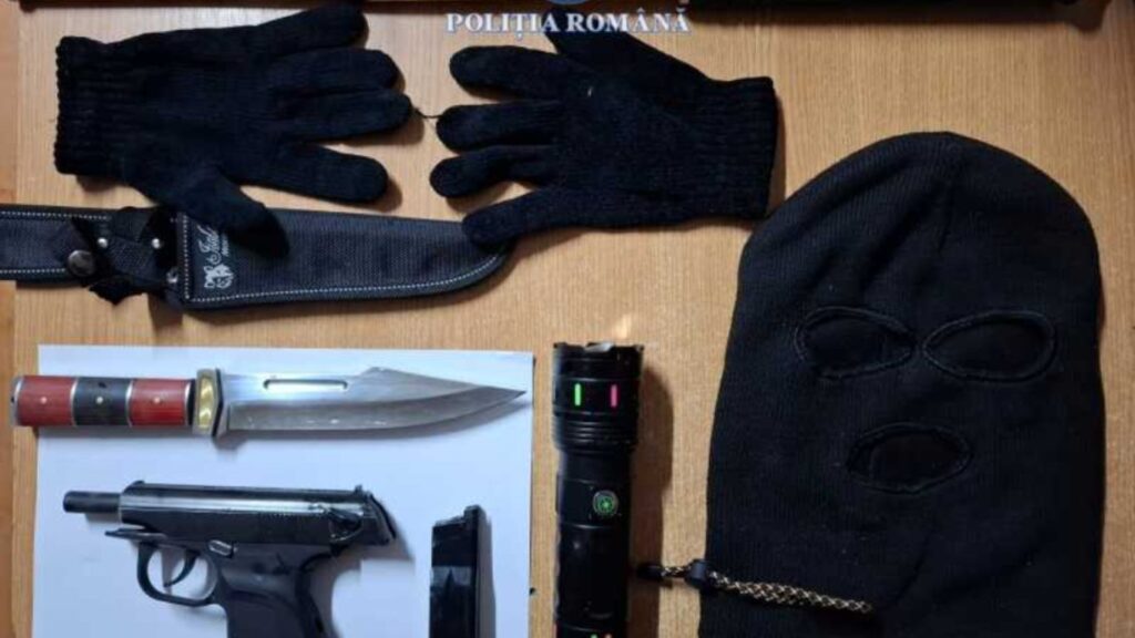  Un tânăr din Botoșani, prins cu un întreg arsenal asupra sa. Ce explicație halucinantă le-a dat polițiștilor