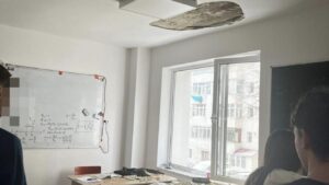 Caz în oglindă, Iași - Botoșani: o bucată de tavan a căzut în capul elevilor, în timpul orelor. Liceul, proaspăt modernizat. Ce spune primarul din Botoșani