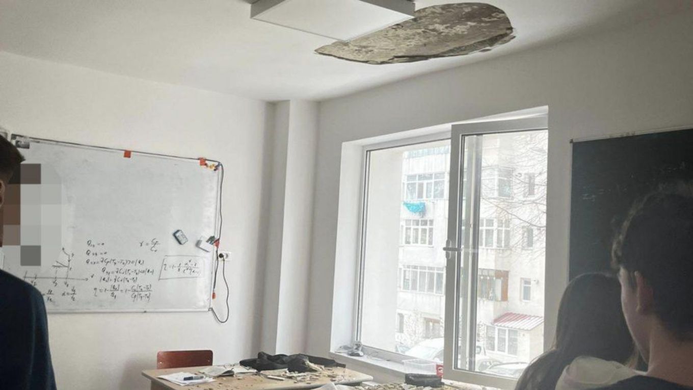 Caz în oglindă, Iași - Botoșani: o bucată de tavan a căzut în capul elevilor, în timpul orelor. Liceul, proaspăt modernizat. Ce spune primarul din Botoșani