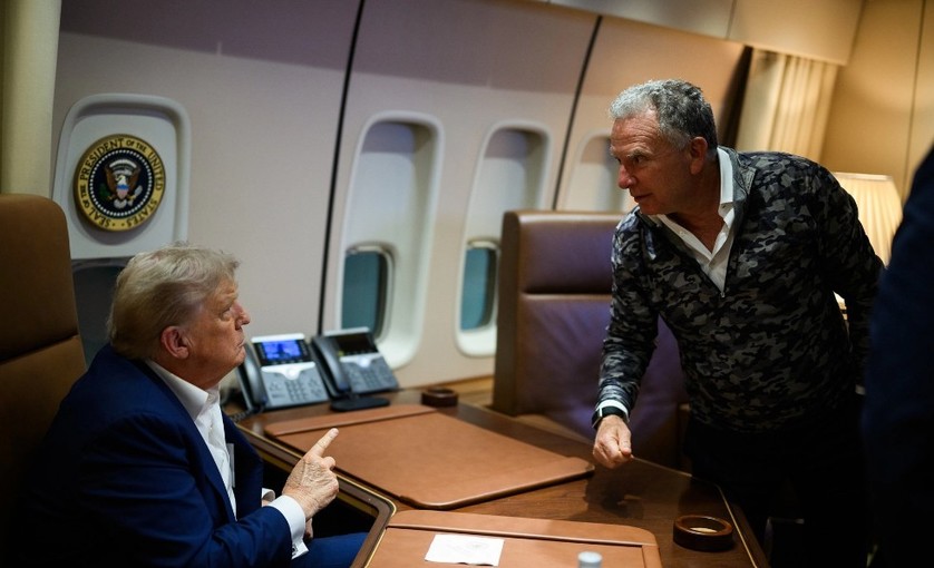  Jon Stewart l-a criticat pe Trump: „Bombele noastre sunt acum mai inteligente decât preşedintele nostru”