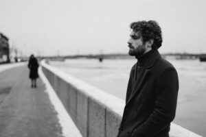 Eleganță funcțională pentru sezonul rece: cum îți calibrezi ținutele de zi (P)