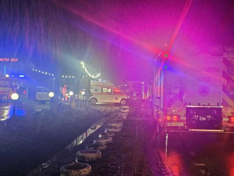 FOTO/VIDEO Trei răniți după un accident între un TIR și două autoturisme, la Moțca