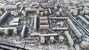 O fată de 16 ani a fost găsită inconştientă pe o stradă din Bucureşti. În apropiere era un copac căzut peste firele de tensiune