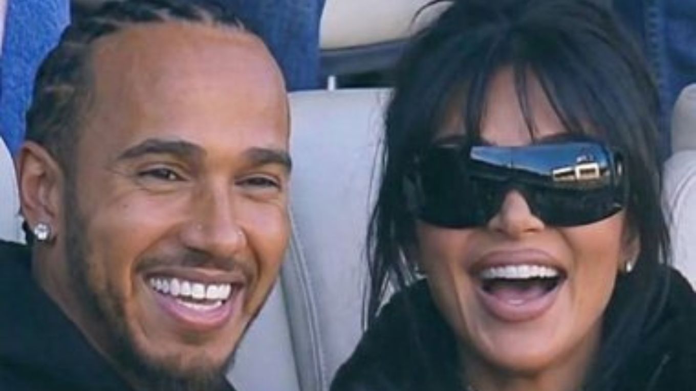  Cum au fost surprinși Kim Kardashian şi Lewis Hamilton la Super Bowl. S-a zvonit că ar avea o „idilă secretă”