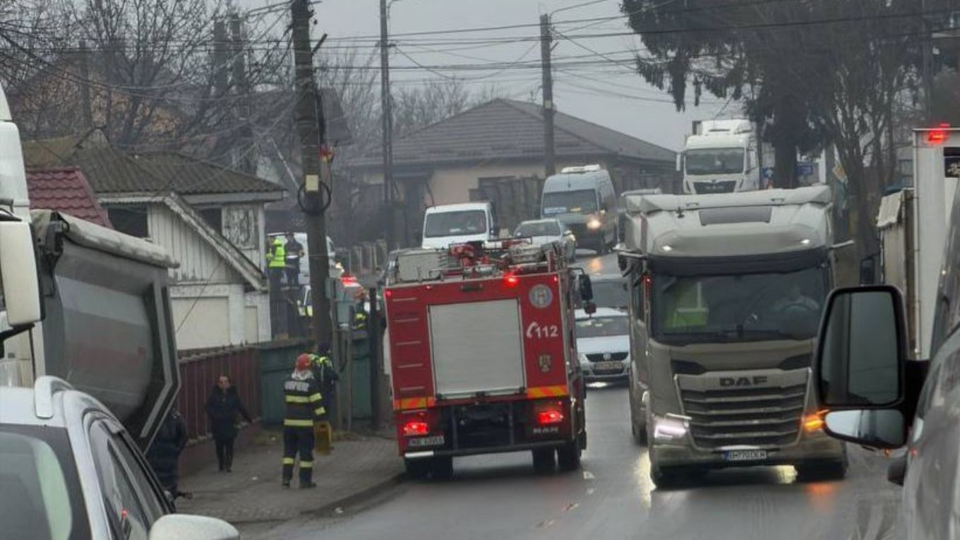  VIDEO | Roata unui TIR a sărit în mers și a lovit o conductă de gaz, la Târgu Frumos