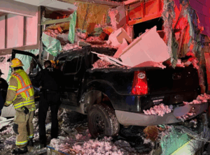 Mașină proiectată 30 de metri în aer, a aterizat direct într-o locuință unde dormea o familie. „A fost o nebunie” VIDEO