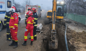 Muncitor de 35 de ani din Suceava, în stare gravă după ce a fost prins sub un mal de pământ