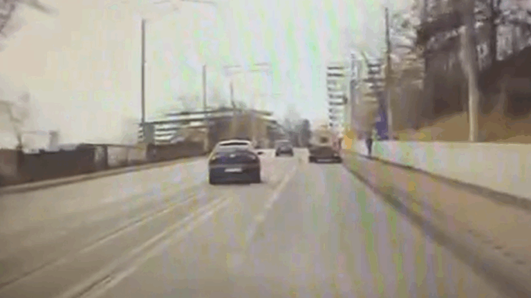 VIDEO A traversat patru benzi fără să se asigure și a fost la un pas de moarte. Șoferul a ieșit în decor
