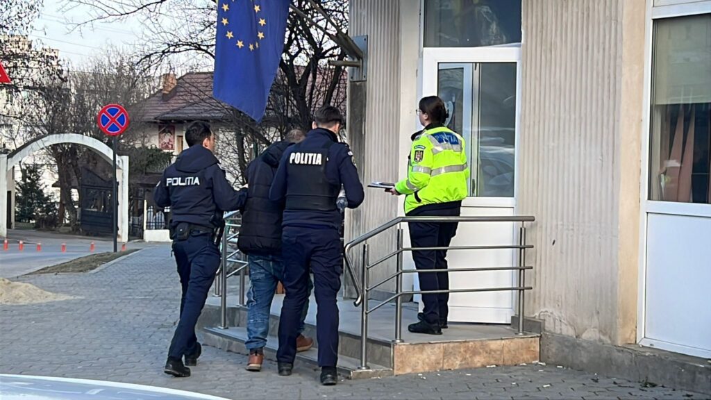  Beat-turtă, un șofer de taxi s-a urcat la volan, dar a adormit în intersecție, pe linia de tramvai. Poliția a deschis dosar penal