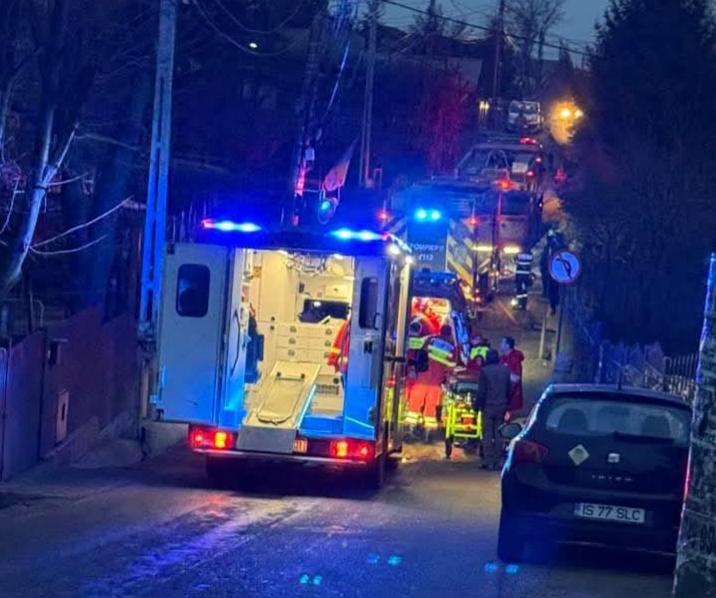  Casă cuprinsă de flăcări în Dancu. Două persoane au fost evacuate / Misiune în dinamică