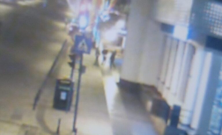 Trei tineri înfierbântați, luați pe sus și duși la Poliție după ce au agresat trecători în zona unor cluburi ieșene