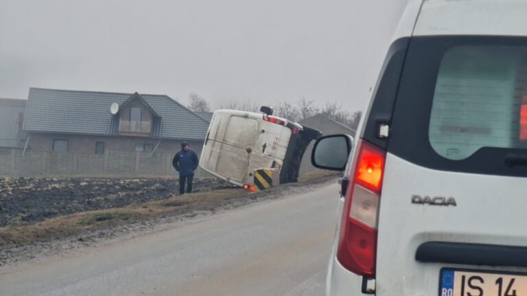„Sticlă” pe șosea! Blocaj și accident la ieșirea din Țigănași spre Plugari. Trafic blocat, mai multe autoturisme ajunse în șanț - FOTO