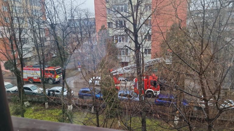 Risc major pentru pietoni pe aleea Nicolina. Un aparat de aer condiționat, la un pas de prăbușire