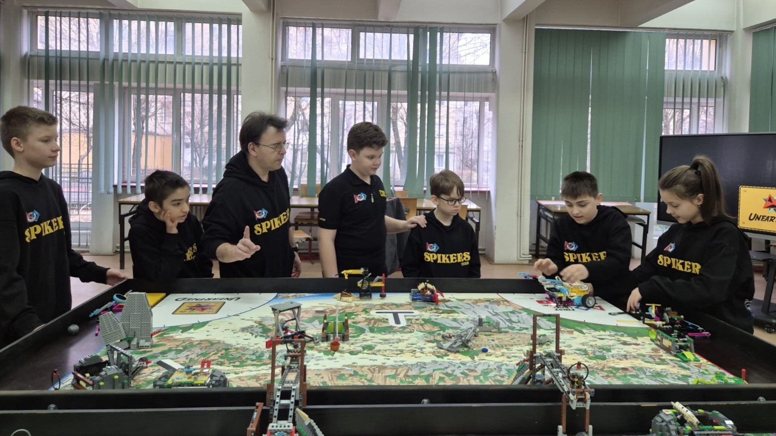 Micii ingineri de 10-13 ani din Iași care au cucerit scena regională FIRST LEGO League. Echipa Spikers de la Club 801 a luat cel mai mare premiu