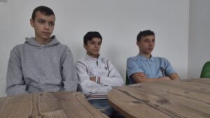 Merită să-i votați! De la navetă la competiție europeană. Trei liceeni de la Colegiul „Unirea” Pașcani, în finala NOARK: un proiect despre energie regenerabilă