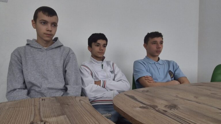 Merită să-i votați! De la navetă la competiție europeană. Trei liceeni de la Colegiul „Unirea” Pașcani, în finala NOARK: un proiect despre energie regenerabilă