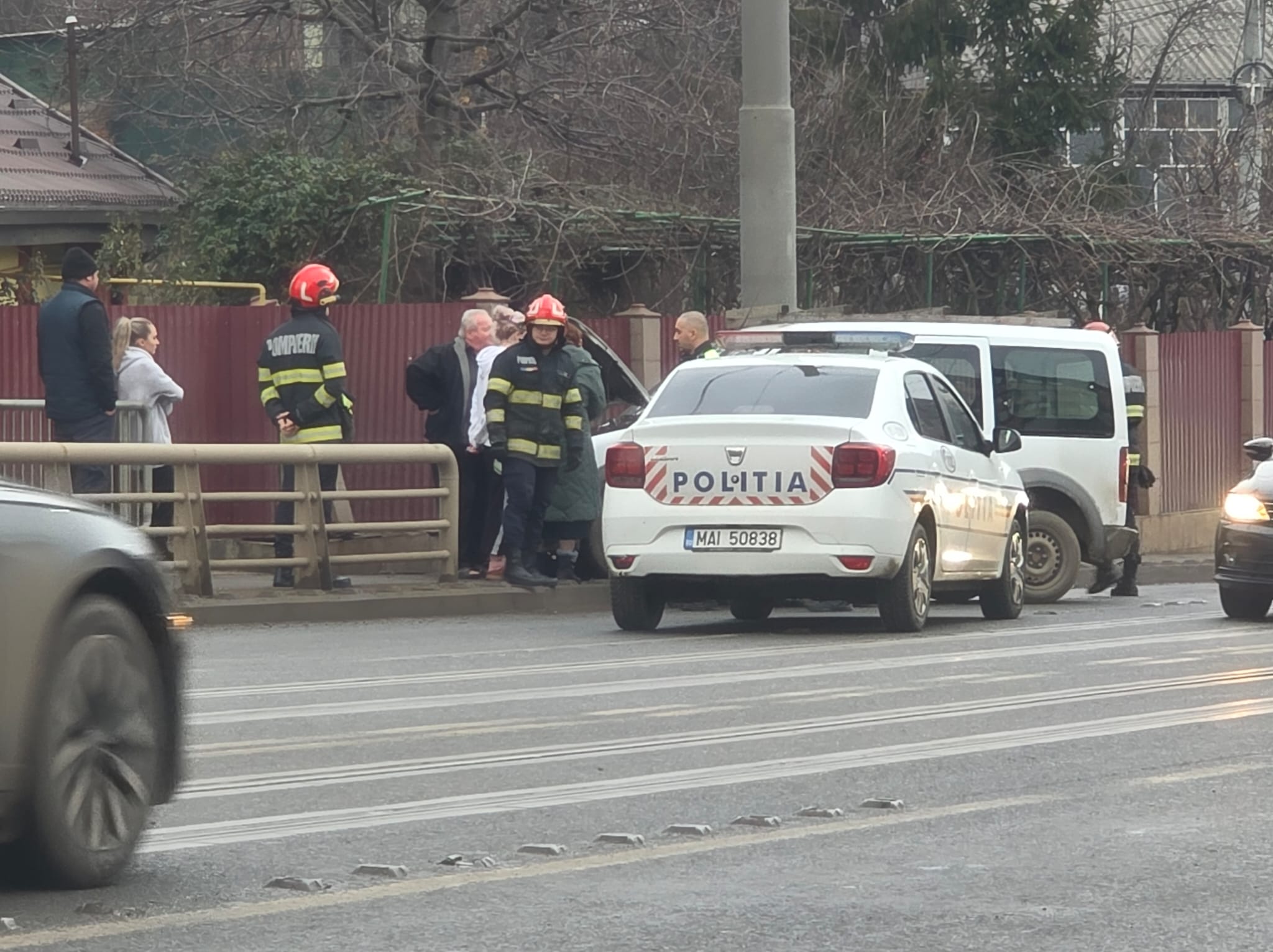  FOTO/VIDEO Intervenție a poliției și pompierilor după un accident în zona 2 băieți din Tătărași