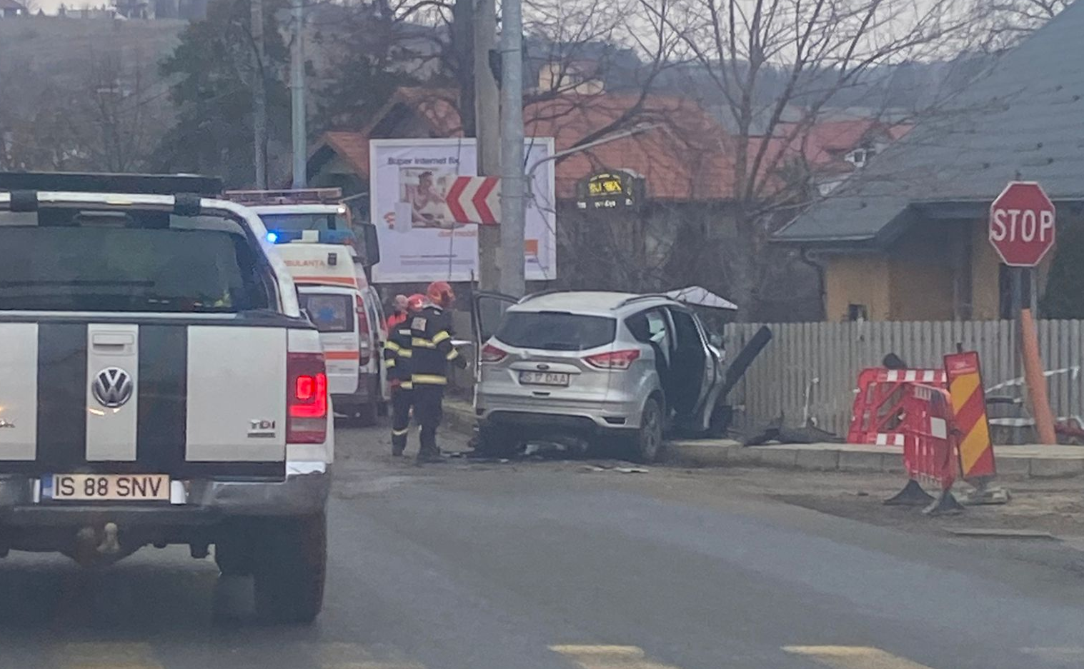  FOTO | Mașină proiectată în gard, după un accident în Bucium
